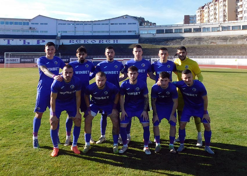 „Етър“ и водачът във Втора лига „Дунав“ завършиха наравно 2:2 в контролната среща, играна на стадион „Ивайло“.  