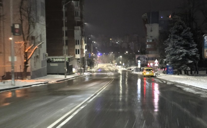 Улиците във Велико Търново са изчистени до асфалт, снегорините са из целия град