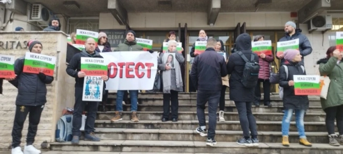 Протест срещу войната по пътищата пред Съдебната палата във Велико Търново 
