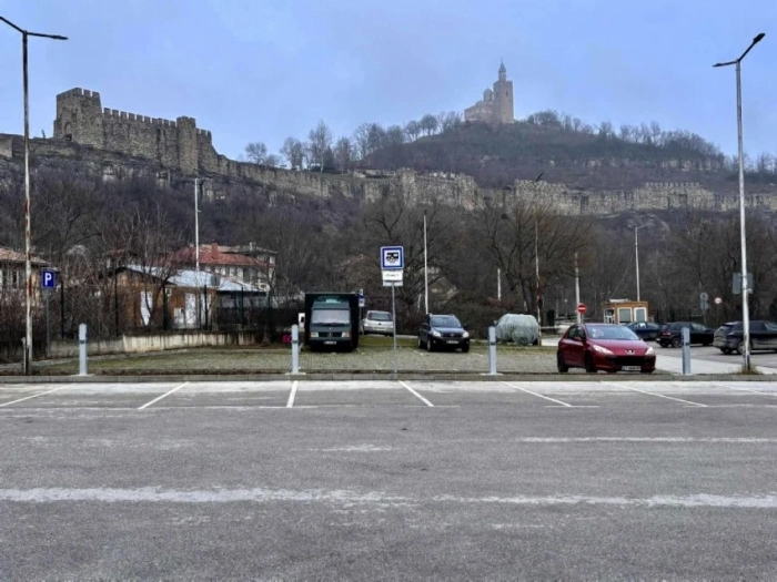 Велико Търново с кемпстоп в подножието на Царевец