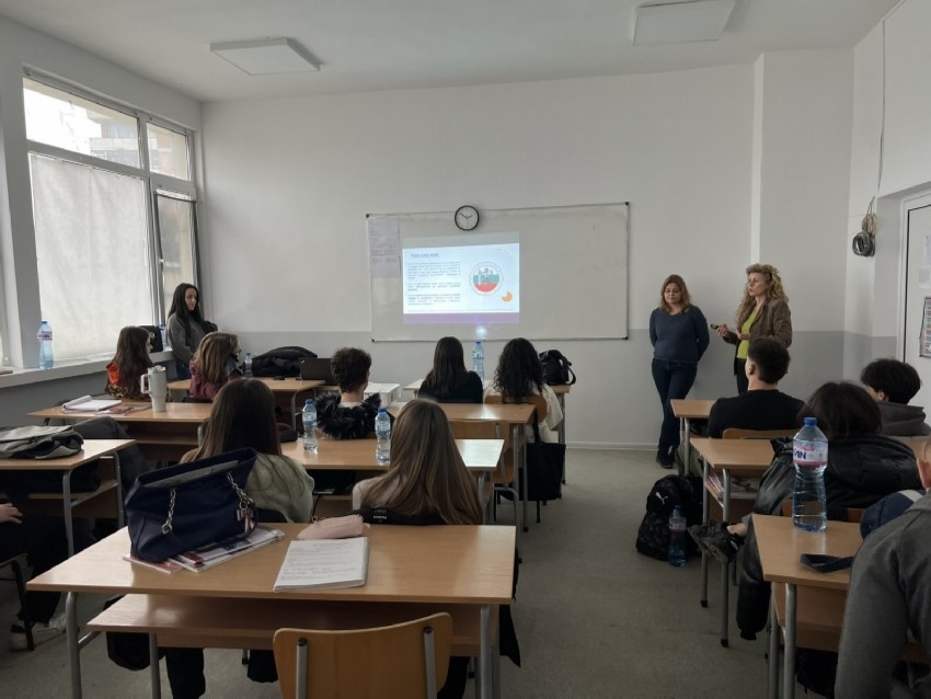 Единадесетокласници в Езикова гимназия – Велико Търново  участваха в урок по финансови решения от реалния живот