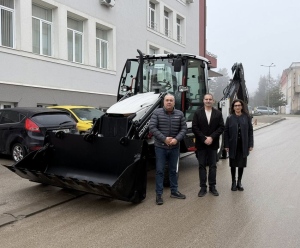 Нов комбиниран багер с прикачен инвентар вече е на разположение на общинското предприятие в Лясковец