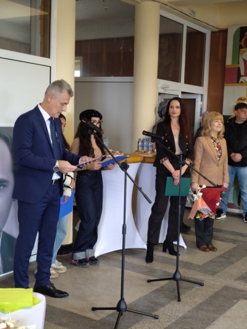 Зам.-кметът Петя Иванова и началникът на общинския отдел по хуманитарни дейности уважиха патронния празник на ПГХТ „Проф. д-р Асен Златаров“