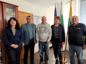 Реставрирането на килийното училище в с. Михалци обсъдиха на среща инж. Емануил Манолов и писателят Иво Сиромахов