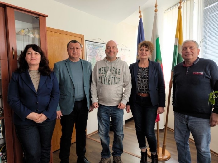 Реставрирането на килийното училище в с. Михалци обсъдиха на среща инж. Емануил Манолов и писателят Иво Сиромахов