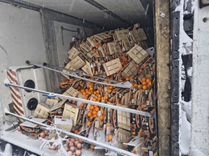 Тир, натоварен с портокали се обърна на пътя София - Варна край  Кавлак