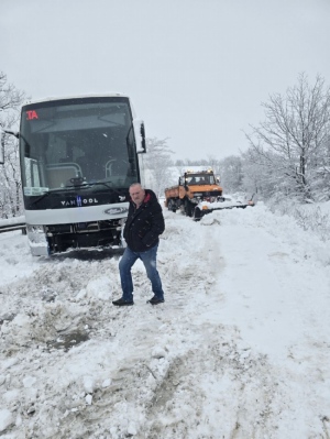 Пътниците от закъсалия край Вардим автобус са настанени временно в сградата на Община Свищов