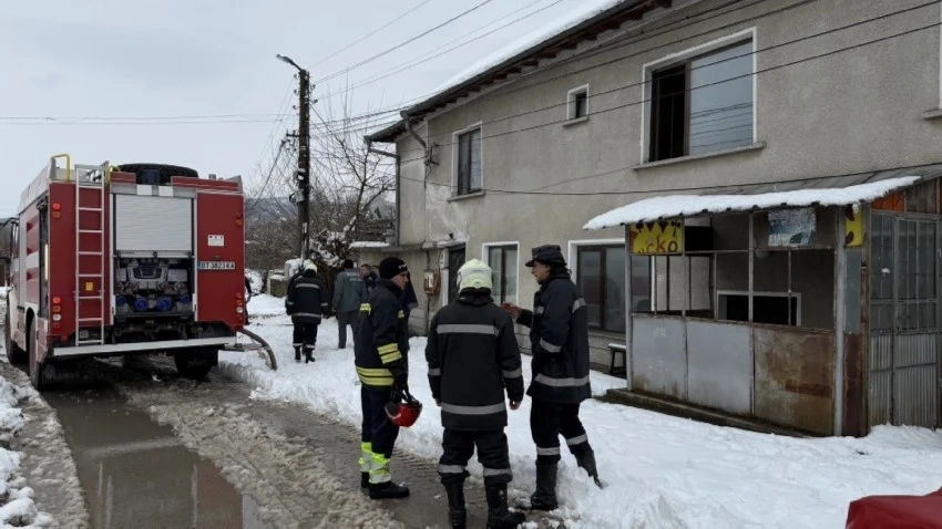 Къща в горнооряховското село Първомайци горя, има леко пострадал мъж