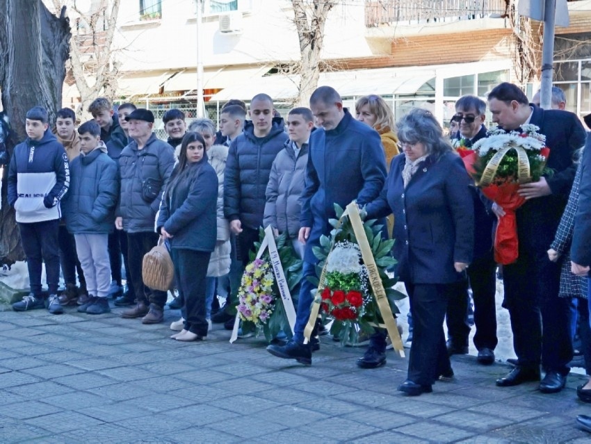 Признателните лясковчани се поклониха на Апостола