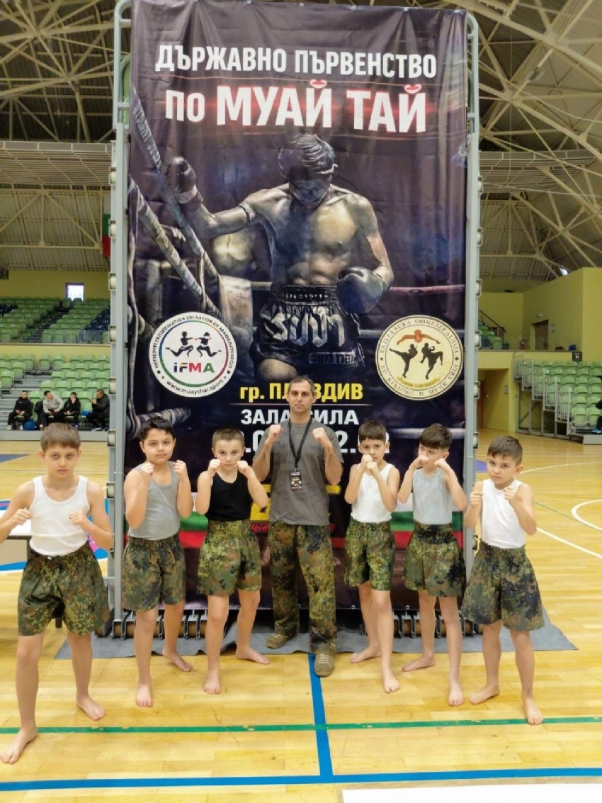 Пълен комплект медали завоюваха бойците от школата на Митко Божанов на Държавното първенство по муай тай