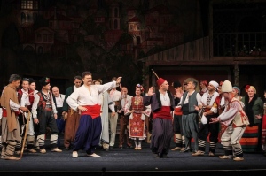 Флашмоб с музика и танци за премиерата на „Българи от старо време“ във Велико Търново