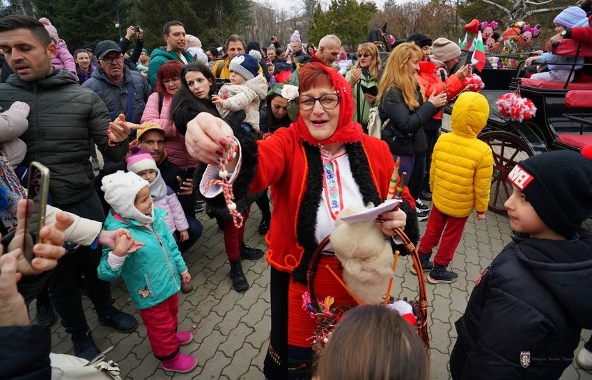 Баба Марта пристига с файтон във Велико Търново, посрещат я с концерт