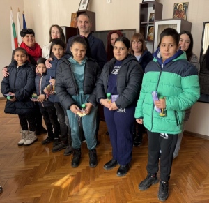 Деца от Центъра за обществена подкрепа в Лясковец закичиха с мартеници служителите на общиннка администрация