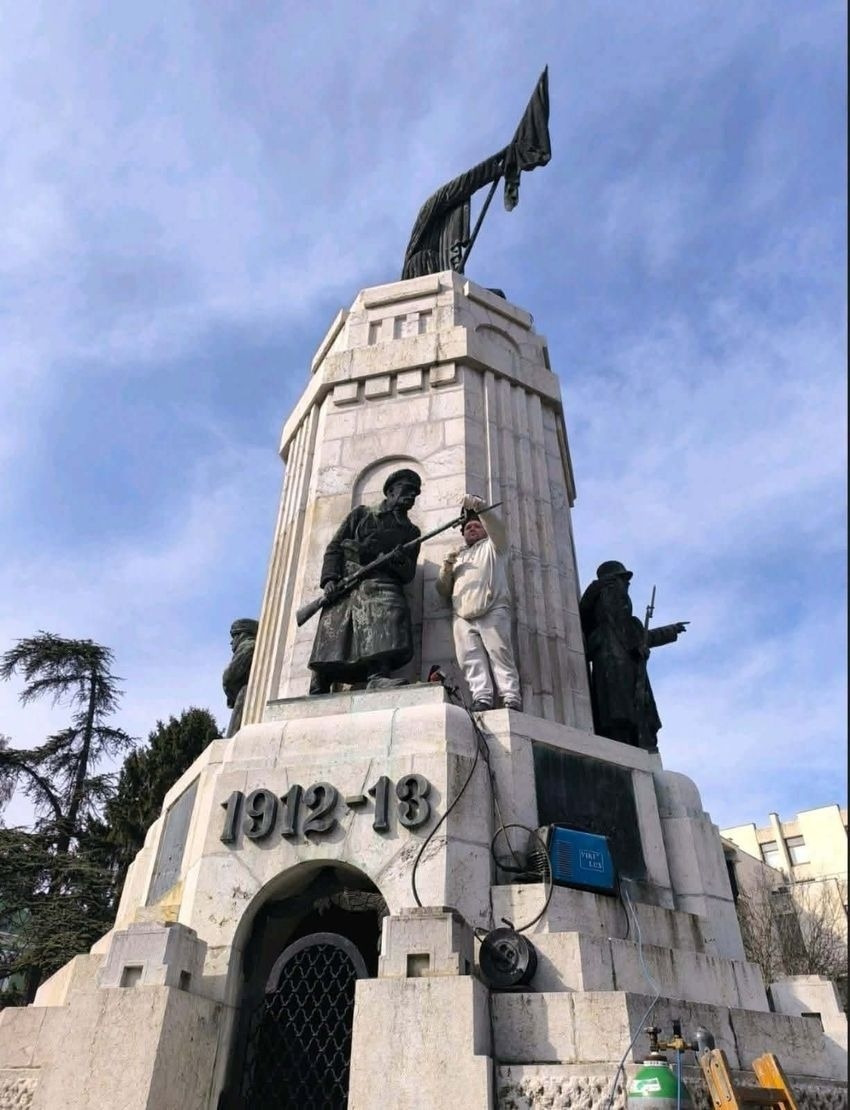 В навечерието на 3 март възстановиха щика на паметника \