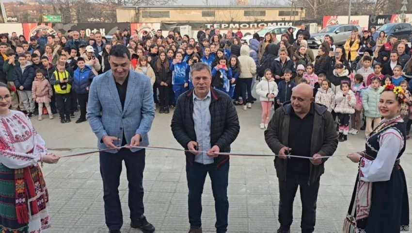 Кметът Николай Рашков и волейболната звезда Владимир Николов откриха обновената спортна зала „Никола Петров“ в Горна Оряховица