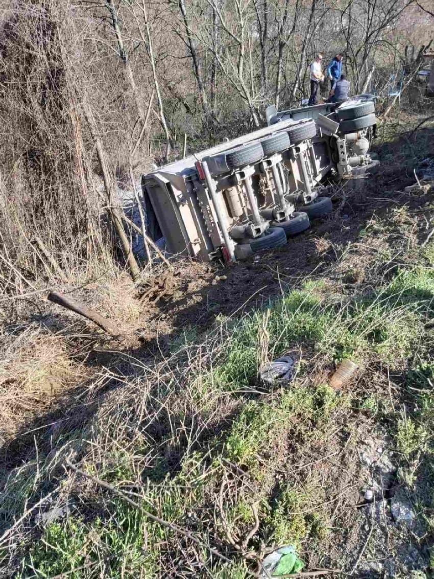 Тир се обърна край Самоводене (СНИМКИ) 