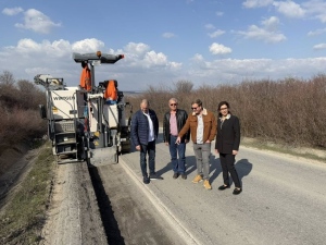 Кметът Васил Христов инспектира отсечката между Лясковец и Честово, по която започнаха ремонтни дейности