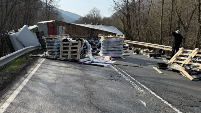 Тир разсипа товара си и блокира Прохода на Републиката 