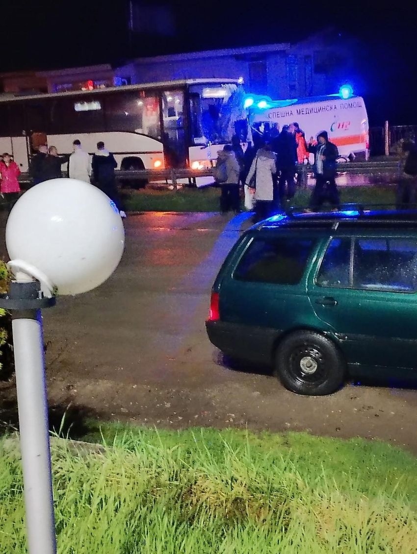 Автобус с работници и линейка се сблъскаха челно край Велико Търново, има жертва (СНИМКА)