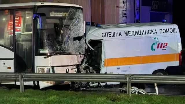 ОБНОВЕНА: Автобус с работници и линейка се сблъскаха челно край Велико Търново, има жертва 