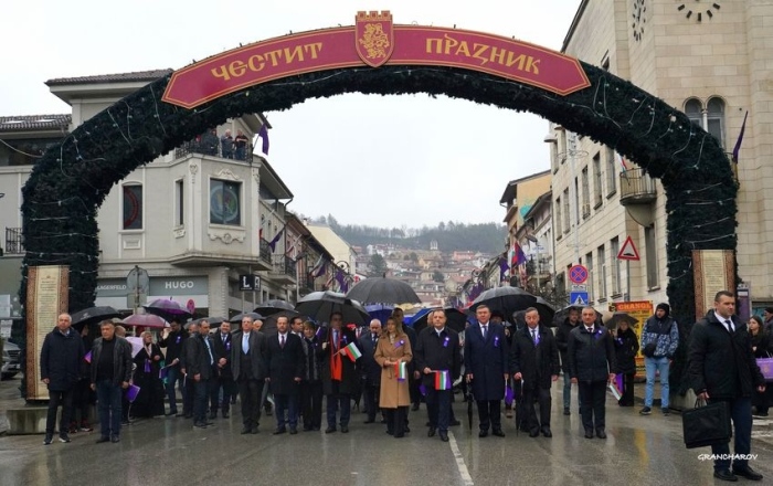 Велико Търново празнува! Хиляди изпълниха улиците на Старата столица на 22 март