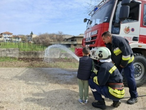 Доброволците от Общинското формирование в Стражица, съвместно с противопожарната служба проведоха учебно занятие в ДГ „Сава Цонев“