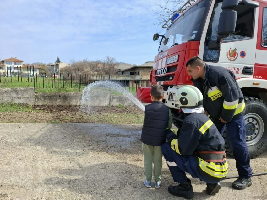 Доброволците от Общинското формирование в Стражица, съвместно с противопожарната служба проведоха учебно занятие в ДГ „Сава Цонев“