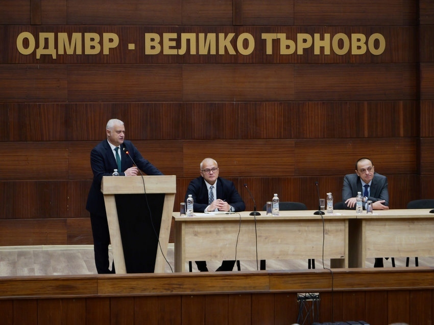 Министър Емил Дечев и заместник-министър Калоян Милтенов проведоха работна среща с ръководството и служителите на ОДМВР – В. Търново