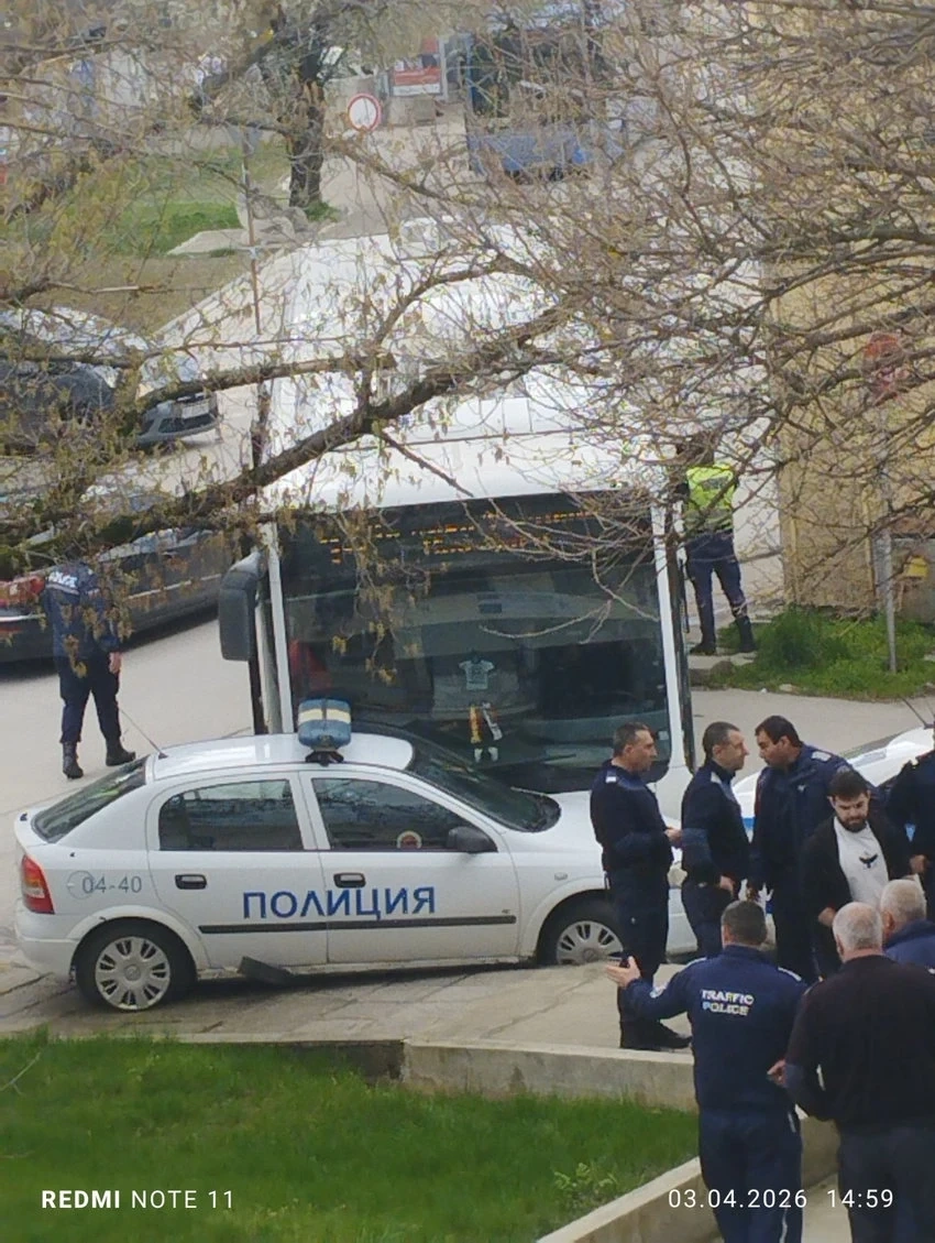 Автобус  помете патрулки на паркинга на Районното МВР в Горна Оряховица 