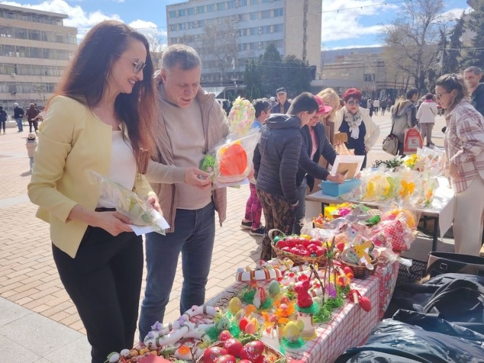 Голям благотворителен базар отново събра деца, ученици и социални услуги на пл. „Георги Измирлиев“ в Горна Оряховица
