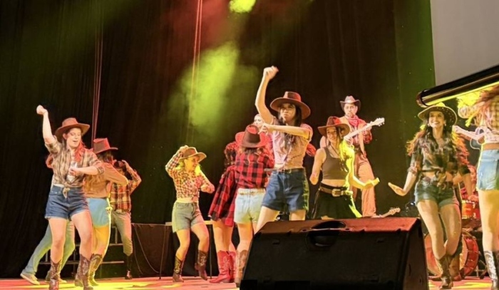 16 000 евро бяха събрани от благотворителния спектакъл на мюзикъла „Във вихъра на танца“ ,  представен по инициатива на Ротари клуб – Велико Търново