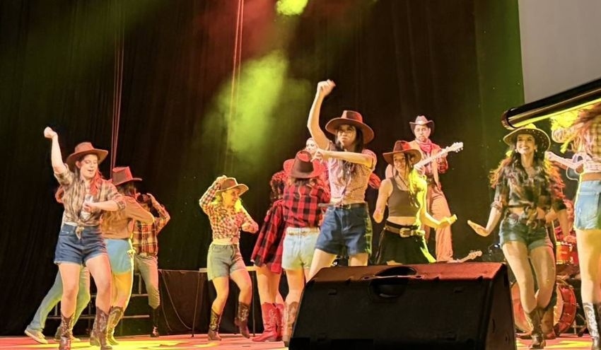 16 000 евро бяха събрани от благотворителния спектакъл на мюзикъла „Във вихъра на танца“ ,  представен по инициатива на Ротари клуб – Велико Търново