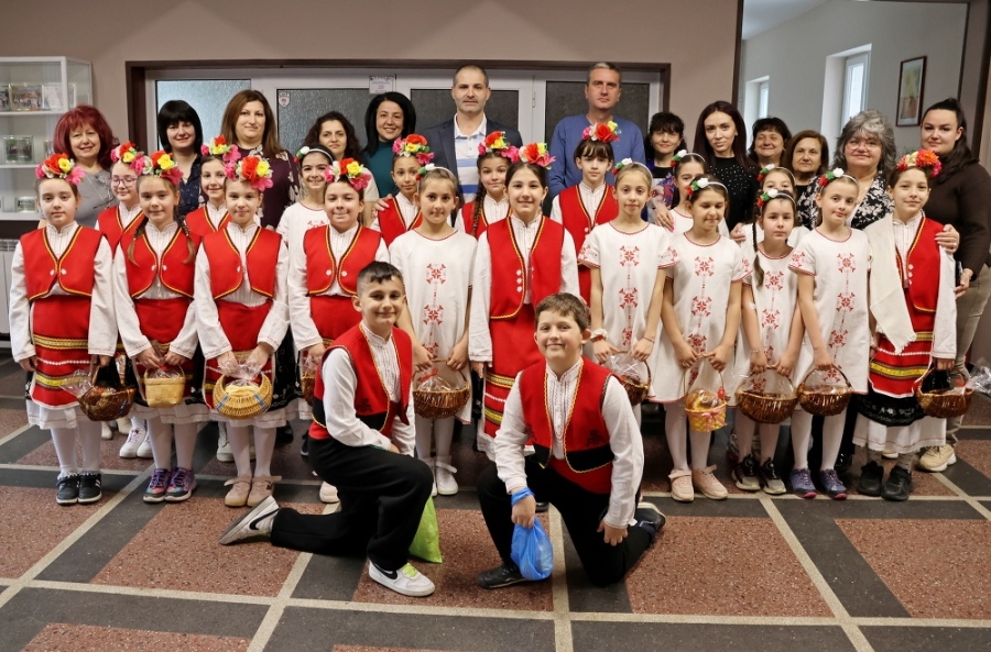 Ученици от СУ „Максим Райкович“ лазаруваха в Община Лясковец