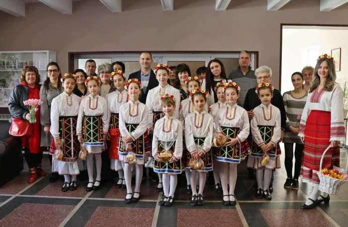 Малки моми лазарки от НУ „Цани Гинчев“ нарекоха здраве и берекет за Община Лясковец