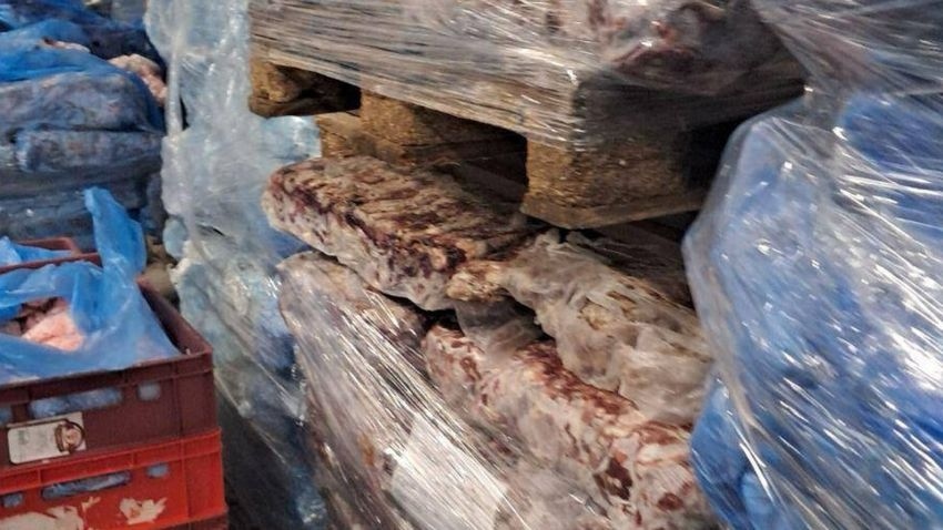 С плесен и ръжда: БАБХ разпореди унищожаването на над 6,5 тона храни и спря дейност на предприятие в Соколово