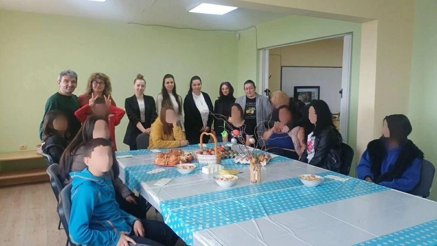 На Велики четвъртък деца от Центъра за настаняване от семеен тип и Преходно жилище в Стражица боядисваха заедно великденски яйца