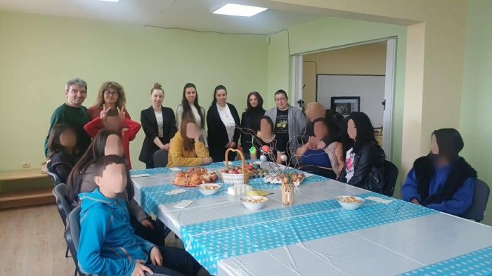 На Велики четвъртък деца от Центъра за настаняване от семеен тип и Преходно жилище в Стражица боядисваха заедно великденски яйца 