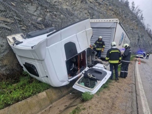 Турски тир се обърна на Прохода на Републиката, шофьорът е с положителна проба за алкохол (СНИМКА)