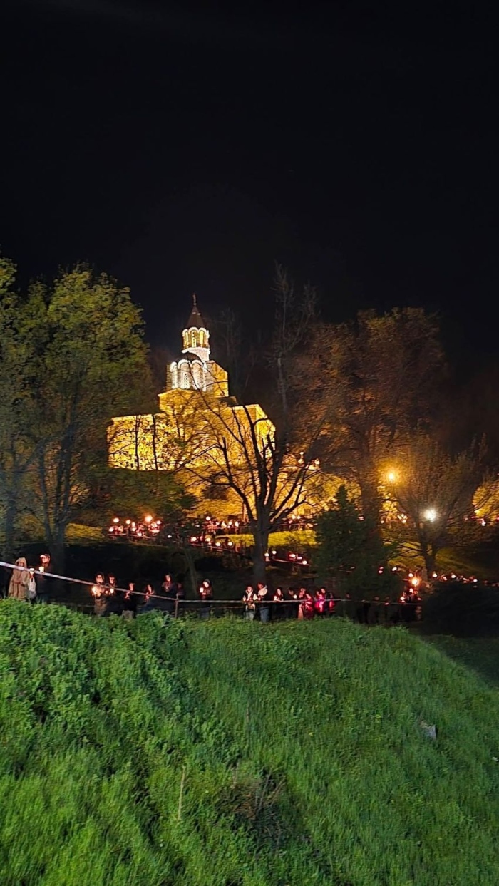 Възкресение на Царевец: Хиляди посрещнаха Благодатния огън в старата столица