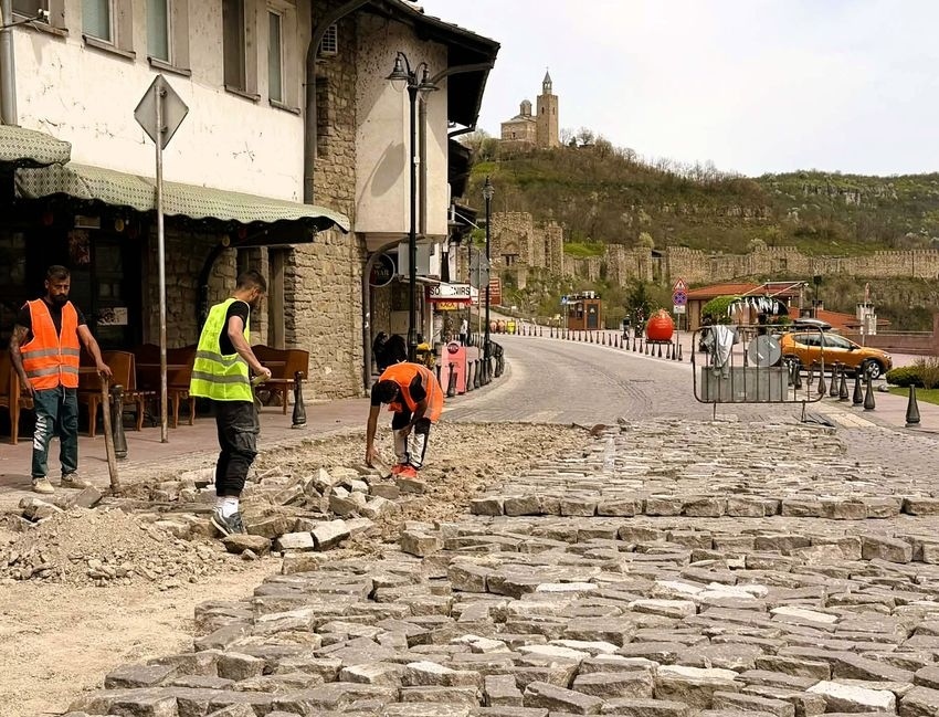 Пренареждат паважната настилка на площада пред Царевец, автобус №5 ще обслужва квартал „Асенов“