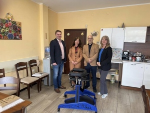 Лайънс клуб Велико Търново дари проходилка и инвалидна количка на два детски центъра в града