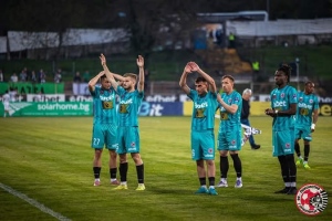 Футболистите на \"Локо\" излязоха срещу \"Янтра\" с фланелки с Горнооряховското бойно знаме