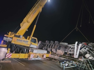 До късно през нощта продължи изваждането на падналият в пропаст на Прохода на Републиката турски тир