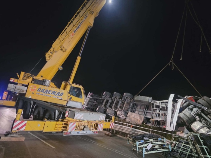 До късно през нощта продължи изваждането на падналият в пропаст на Прохода на Републиката турски тир