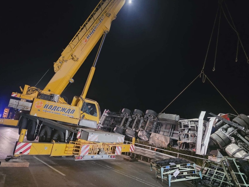 До късно през нощта продължи изваждането на падналият в пропаст на Прохода на Републиката турски тир