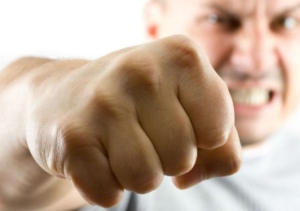 Фенове \"ЦСКА - София\" биха фен на \"Левски\" на бензиностанция във Велико Търново и му съблякоха тениската