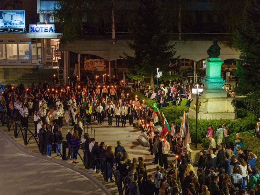 За втори път с факелно шествие СУ \