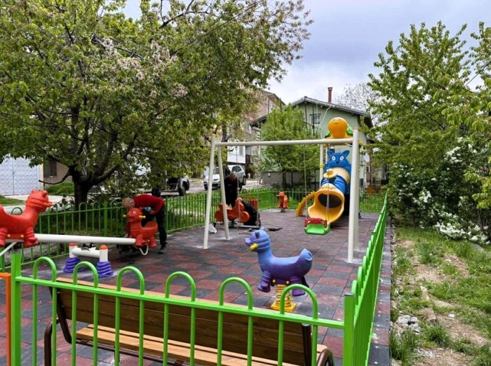 Нова детска площадка се изгражда в кв. \