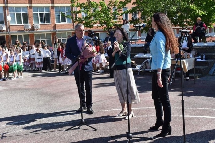 Заместник-кметът Петя Иванова и председателя на Общинския съвет Огнян Стоянов уважиха празника на СУ „Георги Измирлиев“