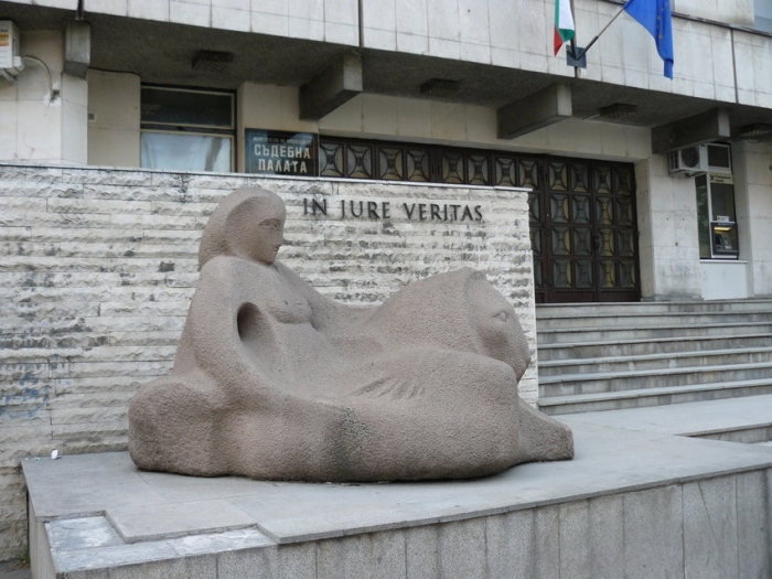 Близки скриха смъртта на техен роднина, погребаха го тайно в двора на къща във Велико Търново 